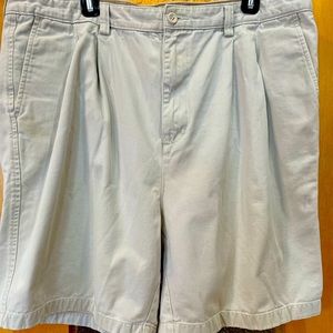 Men’s tan Gap Relaxed Fit shorts Size 42